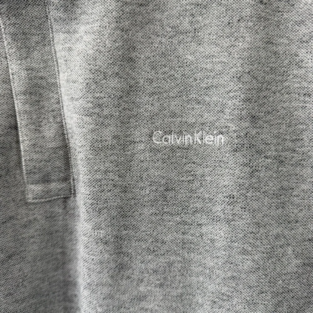 Calvin Klein Men’s Heather Grey Quarter Zip Pullover Medium